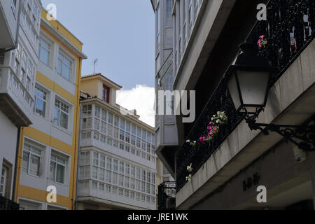 Tipico galiziano galerias, bianco racchiuso balconi in legno e vetro, nella capitale La Coruña Foto Stock