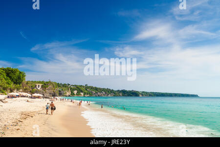 Bali seascape con enormi ondate di nascosto bellissima spiaggia di sabbia bianca. mare di Bali beach natura, outdoor indonesia isola di Bali paesaggio. vacanze estive Foto Stock