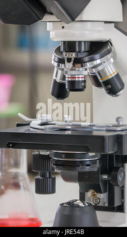 Attrezzature di laboratorio - microscopio ottico viene utilizzato per condurre pianificato Foto Stock