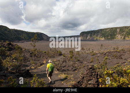 HI00371-00...Hawai'i - escursionista attraversa il Kilauea Iki cratere in Hawai'i vulcani del Parco Nazionale. (MR# V2) Foto Stock