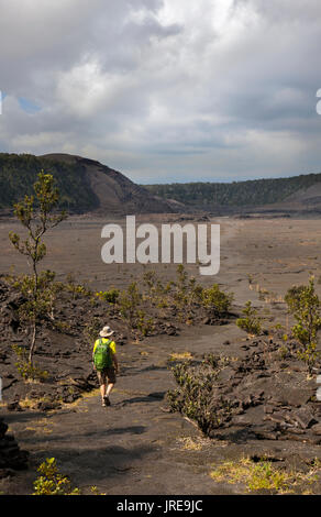 HI00372-00...Hawai'i - escursionista attraversa il Kilauea Iki cratere in Hawai'i vulcani del Parco Nazionale. (MR# V2) Foto Stock
