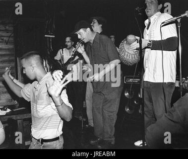 Una salsa band suona come la gente ballare a San Juan Vecchia più calde di musica live spot il Nuyorican Cafe. San Juan, Puerto Rico. Foto Stock