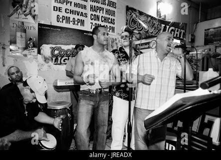 Il gruppo di salsa 'Ssu de Ayer' rocce di casa a Santurce di Los Taberna bar. Santurce, San Juan, Puerto Rico. Foto Stock