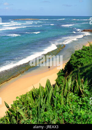 Il blu del mare e del cielo lungo il litorale del nord del San Juan, Puerto Rico. Vecchio SanJuan, Puerto Rico. Foto Stock