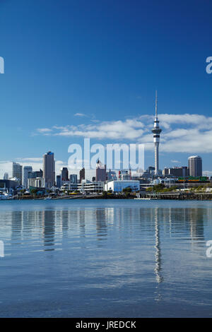 Sky Tower e Auckland CBD, St Marys Bay, Auckland, Isola del nord, Nuova Zelanda Foto Stock