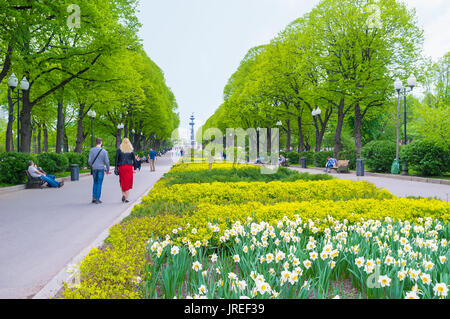 Mosca, Russia - 11 Maggio 2015: il vicolo in Gorky Park con bellissime aiuole di fiori è uno dei luoghi più popolari tra le coppie, su 11 maggio a Mosca, Foto Stock