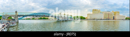 Mosca, Russia - 11 Maggio 2015: la vista panoramica sul ministero della Difesa e Pushkin ponte sul fiume Moskva, l 11 maggio a Mosca, Russia Foto Stock