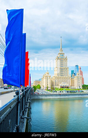 Mosca, Russia - 11 Maggio 2015: la vista su Radisson Royal Hotel a Mosca dal ponte Novoarbatsky con bandiere, l 11 maggio a Mosca Foto Stock