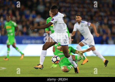 Il Leicester City's Kelechi Iheanacho è affrontato da Borussia Monchengladbach's Laszlo Benes durante un pre stagione amichevole al King Power Stadium, Leicester. Foto Stock