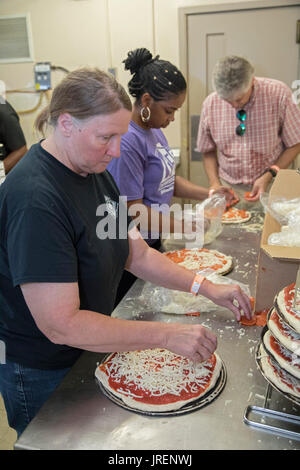 Detroit, Michigan - Una cucina equipaggio rende le pizze per alimentare le migliaia di volontari che hanno partecipato in una relazione annua di miglioramento della comunità progetto chiamato Foto Stock