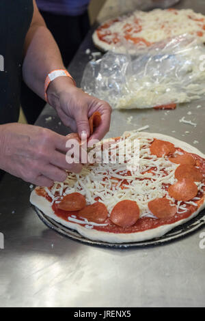 Detroit, Michigan - Una cucina equipaggio rende le pizze per alimentare le migliaia di volontari che hanno partecipato in una relazione annua di miglioramento della comunità progetto chiamato Foto Stock