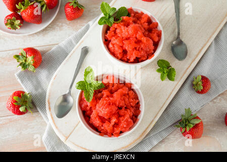 In casa italiana granita di fragole Gelato alla menta Foto Stock