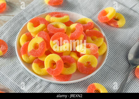 Dolce di pesche zuccherino caramella gommosa anelli pronto a mangiare Foto Stock