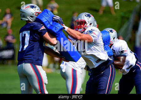 Foxborough, STATI UNITI D'AMERICA. Il 4° agosto 2017. New England Patriots stretto fine Rob Gronkowski (87) (R) e linebacker Brook Ellis (47) opera su trapani a New England Patriots training camp tenuto a Gillette Stadium, in Foxborough, Massachusetts. Credito: Cal Sport Media/Alamy Live News Foto Stock