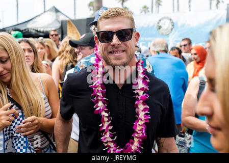 Huntington Beach, Stati Uniti d'America. 04 Agosto, 2017. Surfing Hall of Fame cerimonia di induzione del tre volte campione del mondo Mick Fanning (AUS) davanti a Huntington surf e sport su Main Street, Huntington Beach, CA. Credito: Benjamin Ginsberg/Alamy Live News. Foto Stock