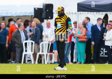 Easton, Portland, Dorset, Regno Unito. 4 agosto 2017. West Indies Kirk Edwards durante il Portland triangolo rosso corrispondono v rizze tutte le stelle al Reforne cricket ground a Easton nel Dorset. Photo credit: Graham Hunt/Alamy Live News Foto Stock