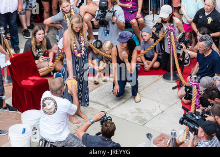 Huntington Beach, Stati Uniti d'America. 04 Agosto, 2017. Surfing Hall of Fame cerimonia di induzione di Bethany Hamilton (USA-Hawaii) davanti a Huntington surf e sport su Main Street, Huntington Beach, CA. Credito: Benjamin Ginsberg/Alamy Live News. Foto Stock