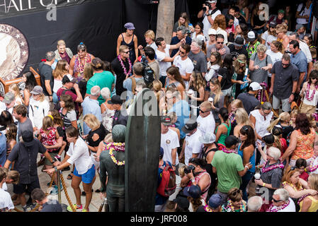 Huntington Beach, Stati Uniti d'America. 04 Agosto, 2017. Mick Fanning (AUS) dà un'intervista nel mezzo di un affollato plaza durante la sua induzione al Surfing Hall of Fame di fronte Huntington surf e sport su Main Street, Huntington Beach, CA. Credito: Benjamin Ginsberg/Alamy Live News. Foto Stock