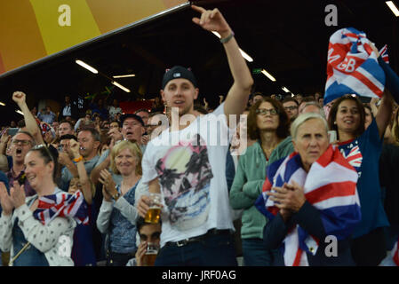 Queen Elizabeth Olympic Park, London, Regno Unito. Il 4° agosto 2017. IAAF Campionati del mondo. La folla guarda Mo Farah Credito: Matteo Chattle/Alamy Live News