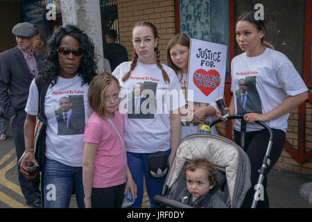 Tottenham stazione di polizia di Londra, Regno Unito. 4 agosto 2017. Jermaine Baker (L) durante il mese di marzo dal Broadwater Fattoria attraverso Londra nord per contrassegnare il sesto anniversario della morte di Mark Duggan in una polizia di scatto che ha suscitato sommosse in tutta la capitale nel 2011. Credito: Vedere Li/Alamy Live News Foto Stock