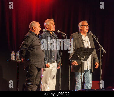 Sidmouth, Devon, Regno Unito. 4th ago 2017. Coope, Boys e Simpson sul palco del Festival della settimana popolare di Sidmouth. Il trio vocale si sta ritirando tra pochi giorni. Il festival folk è in esecuzione dal 1955, attira decine di migliaia di visitatori e vedrà oltre 700 eventi prima del concerto finale del 11th agosto. Foto Stock