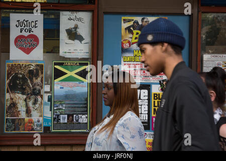 Londra REGNO UNITO 4 agosto 2017 la gente si riunisce in Broadwater Farm per il sesto anniversario di Mark Duggan della morte.Mark Duggan, un 29-anno-vecchio uomo britannico, è stato ucciso dalla polizia a Tottenham il 4 agosto 2011. Proteste iniziano a Tottenham, Londra, in seguito alla morte di Mark Duggan. Credito: Thabo Jaiyesimi/Alamy Live News Foto Stock