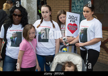 Londra REGNO UNITO 4 Agosto 2017 Famiglia di Jermane Baker un uomo ucciso dalla polizia a raccogliere in Broadwater Farm nel nord di Londra per il sesto anniversario di Mark Duggan della morte.Mark Duggan, un 29-anno-vecchio uomo britannico, è stato ucciso dalla polizia a Tottenham il 4 agosto 2011. Credito: Thabo Jaiyesimi/Alamy Live News Foto Stock