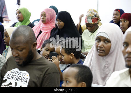 San Diego, CA, Stati Uniti d'America. Il 4° agosto 2017. Tre ragazzi guardare il display di un telefono cellulare al raduno settimanale di somali Bantu Association of America a San Diego, CA. Presidente Trump ha proposto cambiamenti nella politica in materia di immigrazione che possono influenzare molti altri. Credito: Giovanni Gastaldo/ZUMA filo/Alamy Live News Foto Stock