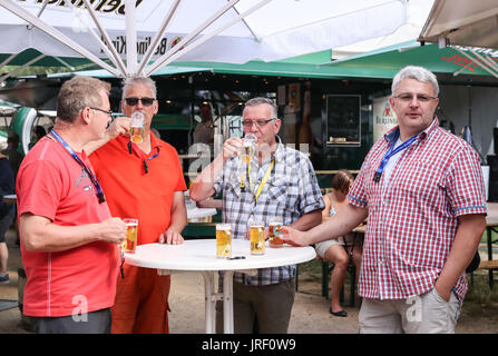 Berlino, Germania. Il 4° agosto 2017. Visitatori assaggiare la birra presso un negozio durante il XXI International Berlin - Festa della Birra a Berlino, capitale della Germania, su Agosto 4, 2017. I 3 giorni di manifestazione sono iniziate il venerdì, che dovrebbe attirare circa 800.000 visitatori di esperienza circa 2.400 marche di birre presentato da 344 fabbriche di birra da 87 paesi. Credito: Shan Yuqi/Xinhua/Alamy Live News Foto Stock