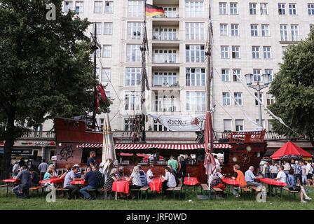 Berlino, Germania. Il 4° agosto 2017. Visitatori assaggiare la birra presso un negozio durante il XXI International Berlin - Festa della Birra a Berlino, capitale della Germania, su Agosto 4, 2017. I 3 giorni di manifestazione sono iniziate il venerdì, che dovrebbe attirare circa 800.000 visitatori di esperienza circa 2.400 marche di birre presentato da 344 fabbriche di birra da 87 paesi. Credito: Shan Yuqi/Xinhua/Alamy Live News Foto Stock