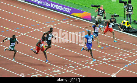 Londra, Regno Unito. Il 4 agosto 2017. Justin Gatlin, USA, corsia 5, vince la sua 100m calore presso la London Stadium, la IAAF Campionati del Mondo Londra 2017, durante il primo giorno della sessione serale. Credito: Stephen Chung / Alamy Live News Foto Stock