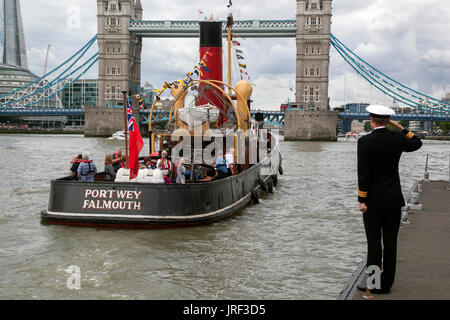 Londra, Regno Unito. 04 Ago, 2017. Storico rimorchiatore a vapore Portway (1927) ha visitato il presidente HMS base vicino al Tower Bridge London REGNO UNITO. La nave che ha lavorato con il British Navey nella seconda guerra mondiale è stato salutato bu il comandante di base 04/08/2017 Credit: Martyn Goddard/Alamy Live News Foto Stock