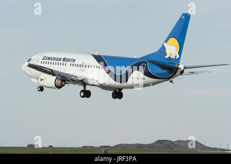 Calgary, Alberta, Canada. 24 Ago, 2016. Un Canadese a nord di Boeing 737 (C-GCNK) corpo stretto a corridoio unico aereo jet sull approccio finale per l'atterraggio. Credito: Bayne Stanley/ZUMA filo/Alamy Live News Foto Stock