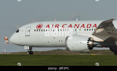 Calgary, Alberta, Canada. 24 Ago, 2016. Un Air Canada Boeing 787-9 (C-FGFZ) Dreamliner wide-body jet aereo di linea gira sulla pista pronti per il decollo. Credito: Bayne Stanley/ZUMA filo/Alamy Live News Foto Stock