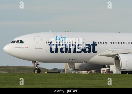 Calgary, Alberta, Canada. 24 Ago, 2016. Un Air Transat Airbus A330 (C-GUFR) wide-body jet aereo di linea gira sulla pista pronti per il decollo. Credito: Bayne Stanley/ZUMA filo/Alamy Live News Foto Stock