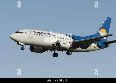 Calgary, Alberta, Canada. 24 Ago, 2016. Un Canadese a nord di Boeing 737 (C-GCNK) corpo stretto a corridoio unico aereo jet sull approccio finale per l'atterraggio. Credito: Bayne Stanley/ZUMA filo/Alamy Live News Foto Stock