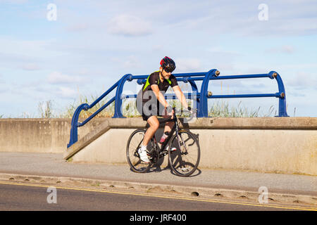 Southport, Merseyside, Regno Unito. 05 Ago, 2017. Regno Unito Meteo. Sunny & ventilata per iniziare la giornata nel resort con una miscela di sunny incantesimi e Scattered Showers meteo come residenti, la gente del posto e i vacanzieri godere di esercitare sul lungomare esplanade. Credito: MediaWorldImages/Alamy Live News Foto Stock