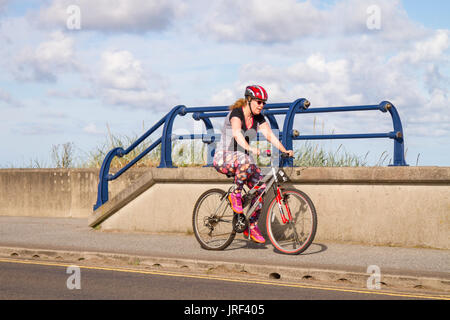 Southport, Merseyside, Regno Unito. 05 Ago, 2017. Regno Unito Meteo. Sunny & ventilata per iniziare la giornata nel resort con una miscela di sunny incantesimi e Scattered Showers meteo come residenti, la gente del posto e i vacanzieri godere di esercitare sul lungomare esplanade. Credito: MediaWorldImages/Alamy Live News Foto Stock