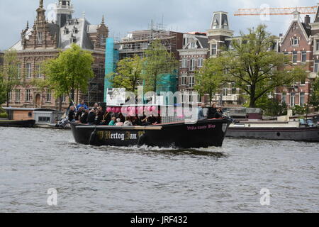 Amsterdam, Paesi Bassi . 5 agosto 2017. Festaioli prendere per il fiume Amstel in una imbarcazione da diporto per celebrare Amsterdam Gay Pride. Credito: Patricia Phillips/Alamy live news Foto Stock