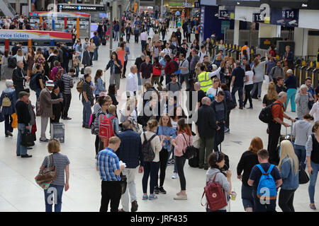 Stazione Waterloo di Londra. Londra, Regno Unito. 5 Ago, 2017. Pendolari a Londra Waterloo. Migliaia di passeggeri ferroviari si trovano di fronte a più di tre settimane di caos alla Stazione Waterloo di Londra e del Regno Unito di stazione più trafficate. Dieci piattaforme a sarà chiusa a partire da oggi, 5 Agosto fino al 28 agosto Come iniziano i lavori per un grande progetto di ingegneria per consentire più treni per operare su percorsi extraurbani dal dicembre 2018. Credito: Dinendra Haria/Alamy Live News Foto Stock