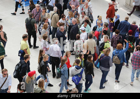 Stazione Waterloo di Londra. Londra, Regno Unito. 5 Ago, 2017. Pendolari a Londra Waterloo. Migliaia di passeggeri ferroviari si trovano di fronte a più di tre settimane di caos alla Stazione Waterloo di Londra e del Regno Unito di stazione più trafficate. Dieci piattaforme a sarà chiusa a partire da oggi, 5 Agosto fino al 28 agosto Come iniziano i lavori per un grande progetto di ingegneria per consentire più treni per operare su percorsi extraurbani dal dicembre 2018. Credito: Dinendra Haria/Alamy Live News Foto Stock