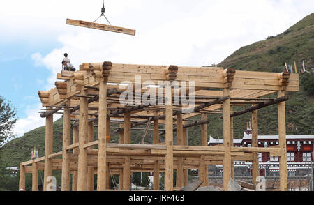 Daofu. Il 4° agosto 2017. Foto scattata in Agosto 4, 2017 mostra un Daofu Tibetan House in costruzione in Daofu County, a sud-ovest della Cina di provincia di Sichuan. Daofu case tibetane sono comunemente noti come "Bengke'. In tibetano, 'Beng' significa 'integrato e supportato da legno' e 'ke" significa "case". Tibetano Daofu case hanno telai realizzati di registri e un muro costruito con fango o pezzi di pietra. Le loro strutture in legno sono generalmente di colore marrone con red e tetti di bianco. Queste case sono di solito situato ai piedi di una collina e a fianco di un flusso. Credito: Jiang Hongjing/Xinhua/Alamy Live News Foto Stock