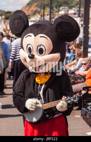 Sidmouth, 5 Agosto 17. Buskers sul lungomare a Sidmouth durante la Settimana della Musica Folk Festival. Il folk festival è stato avviato a partire dal 1955, attrae decine di migliaia di visitatori e vedrà oltre 700 eventi prima del concerto finale il 11 Agosto.Credit: Sud Ovest foto / Alamy Live News Foto Stock