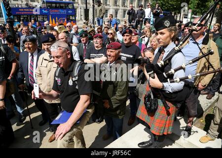 Londra, Regno Unito. 5 agosto 2017. Più di un centinaio di ex-combattenti e donne marzo da Piazza del Parlamento a Downing Street e dimostra in Whitehall per protestare contro il terrorismo. Essi mano una petizione a Downing Street. Credito: Dinendra Haria/Alamy Live News Foto Stock