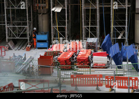 Londra, Regno Unito. 05 Ago, 2017. Opere di ingegneria dello spazio. Migliaia di passeggeri ferroviari si trovano di fronte a più di tre settimane di caos alla Stazione Waterloo di Londra e del Regno Unito di stazione più trafficate. Dieci piattaforme a sarà chiusa a partire da oggi, 5 Agosto fino al 28 agosto Come iniziano i lavori per un grande progetto di ingegneria per consentire più treni per operare su percorsi extraurbani dal dicembre 2018. Credito: Dinendra Haria/Alamy Live News Foto Stock