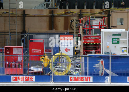 Londra, Regno Unito. 05 Ago, 2017. Opere di ingegneria dello spazio. Migliaia di passeggeri ferroviari si trovano di fronte a più di tre settimane di caos alla Stazione Waterloo di Londra e del Regno Unito di stazione più trafficate. Dieci piattaforme a sarà chiusa a partire da oggi, 5 Agosto fino al 28 agosto Come iniziano i lavori per un grande progetto di ingegneria per consentire più treni per operare su percorsi extraurbani dal dicembre 2018. Credito: Dinendra Haria/Alamy Live News Foto Stock