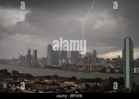 Londra, Regno Unito. 5 Ago, 2017. Meteo REGNO UNITO: Pomeriggio colpo di fulmine su Canary Wharf business park edifici nella zona est di Londra. Credito: Guy Corbishley/Alamy Live News Foto Stock