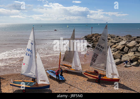 Sidmouth 5 Aug 17 pronta per godere un po' di tempo a vela. Meteo misti in Devon, glorioso sole a Sidmouth, ma acquazzoni occasionali troppo. Credito: Sud Ovest foto / Alamy Live News Foto Stock