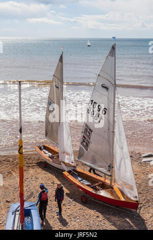 Sidmouth 5 Aug 17 pronta per godere un po' di tempo a vela. Meteo misti in Devon, glorioso sole a Sidmouth, ma acquazzoni occasionali troppo. Credito: Sud Ovest foto / Alamy Live News Foto Stock