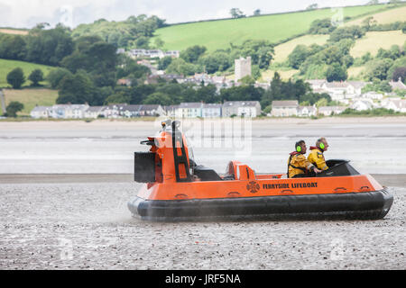 Spiaggia di Ferryside, Wales, Regno Unito. 05 Ago, 2017. Equipaggio di volontariato sperimentando nuovi rescue hovercraft a Ferryside Beach, con Llanstephan in background. Qui al fiume Towy Estuary sebbene il hovercraft finiranno per essere utilizzata con la scialuppa di salvataggio sul vicino tre fiume di marea estuari. Agosto è il mese più trafficato di scialuppe di salvataggio e spesso in uso specialmente durante il lungo fine settimana di vacanza. Credito: Paolo Quayle/Alamy Live News Credito: Paolo Quayle/Alamy Live News Foto Stock